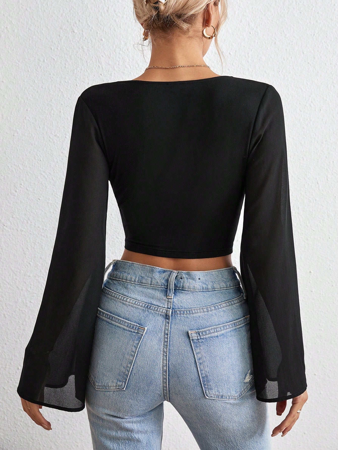 AYRA | Cropped top met wijde mouwen en diepe halslijn