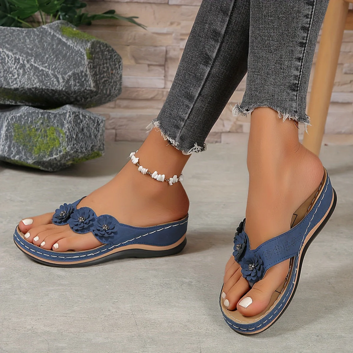 FLORELLA | Zomerse slippers met bloemendetail en verhoogde zool