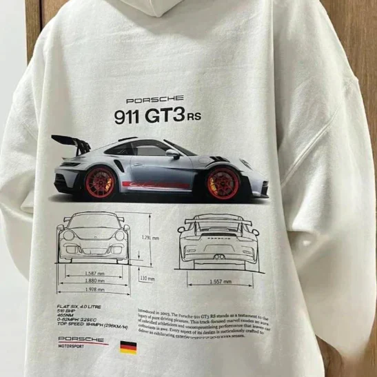 Hoodie met sportautoprint – Rugdesign met typografie en mouwopdruk