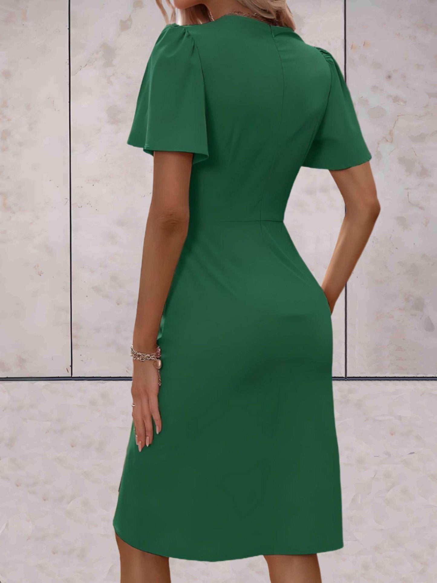 Elegante Wikkeljurk met Zwierige Mouwen | Slim Fit Cocktailjurk