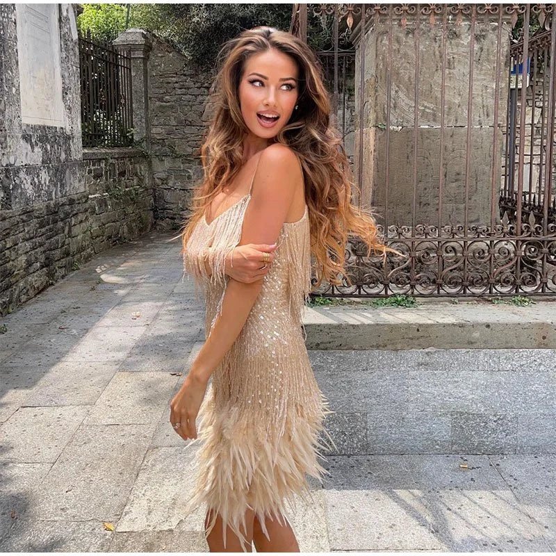 LÉONA | Cocktailjurk met pailletten en verenaccent