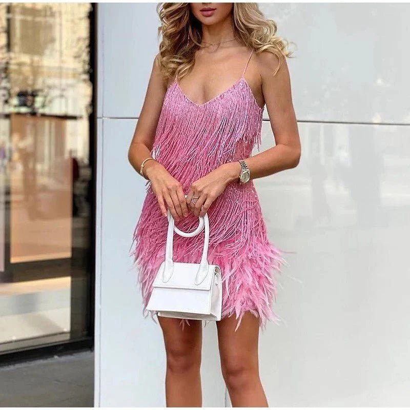 LÉONA | Cocktailjurk met pailletten en verenaccent