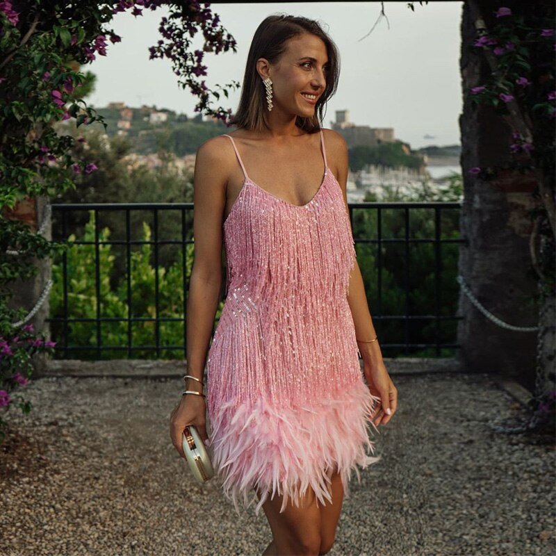 LÉONA | Cocktailjurk met pailletten en verenaccent