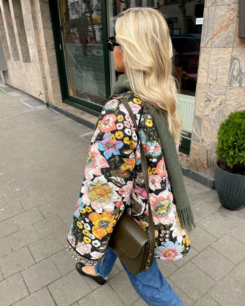 MIRELLA | Gewatteerde bloemenjas met houten knopen