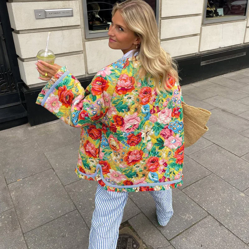 MIRELLA | Gewatteerde bloemenjas met houten knopen