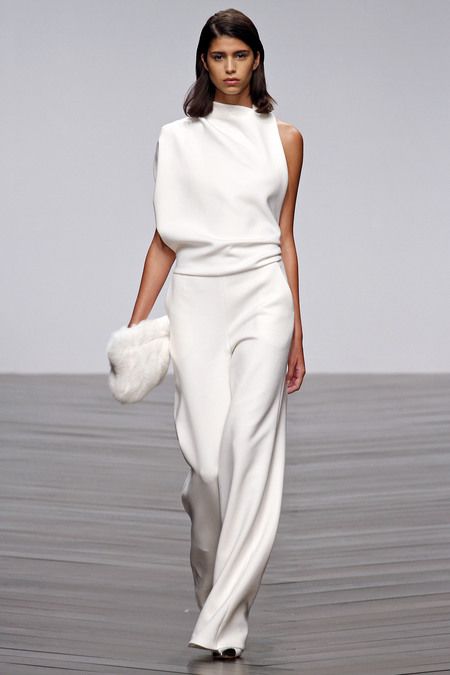 Loreva | Asymmetrische Jumpsuit met Hoge Kraag en Ontblote Schouder