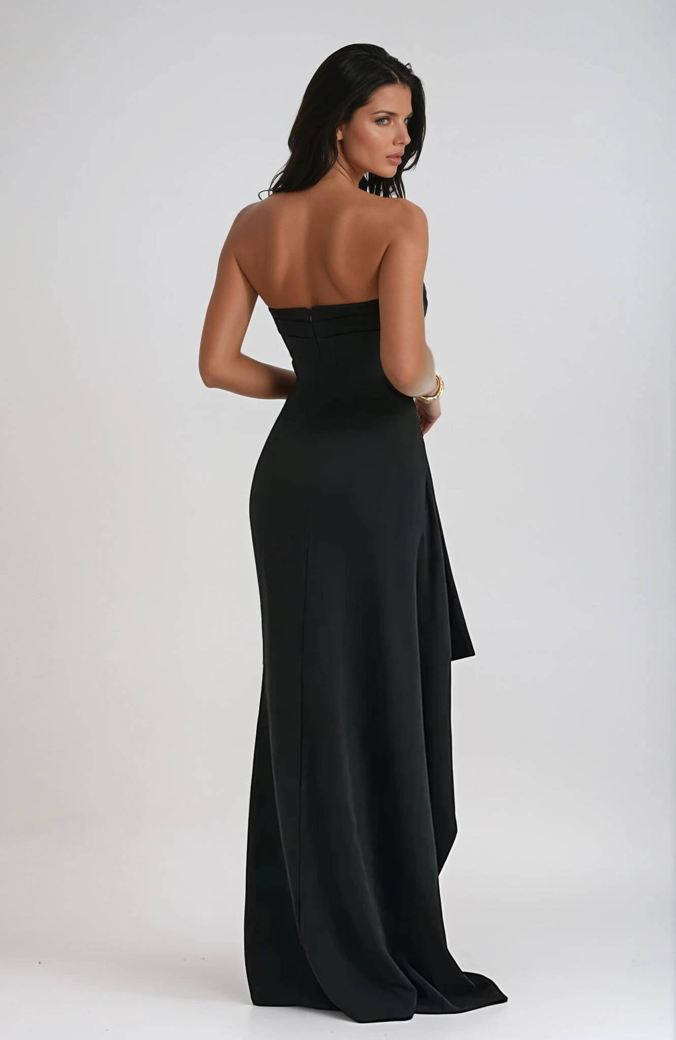 Amira – Stralende Jurk met Split in Elegante Pasvorm