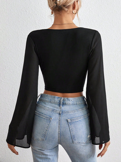 AYRA | Cropped top met wijde mouwen en diepe halslijn