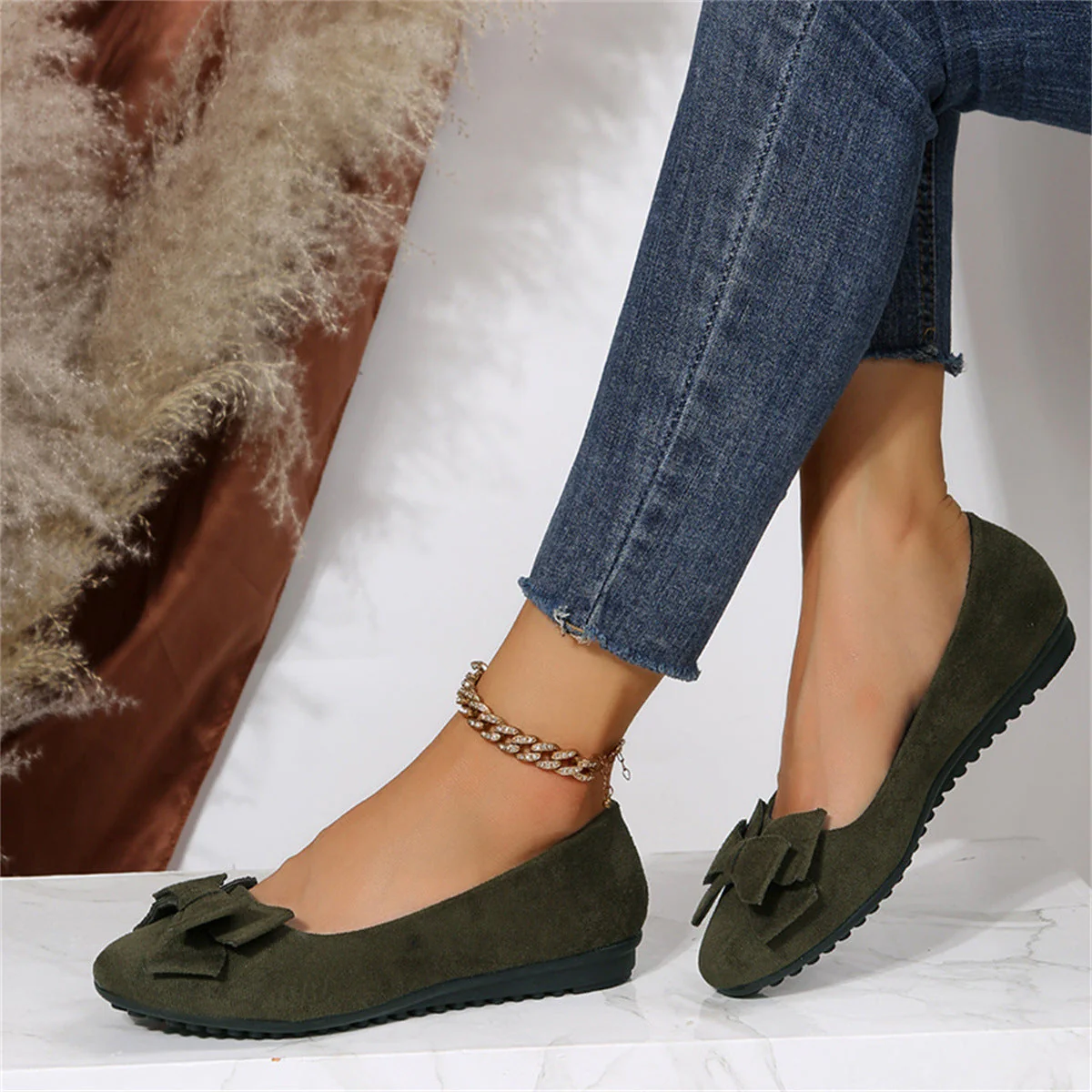 ALÉNIA | Suède ballerina met strikdetail en comfortabele zool 0