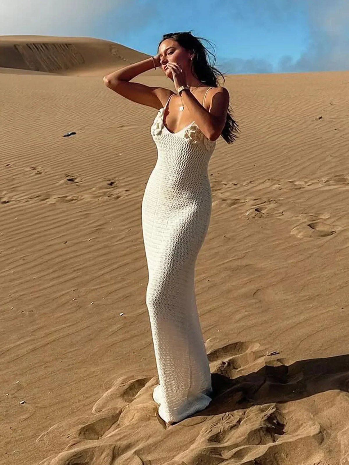 ALVA | Witte maxi jurk met V-hals en bloemenaccent 2