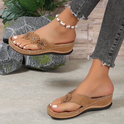 FLORELLA | Zomerse slippers met bloemendetail en verhoogde zool