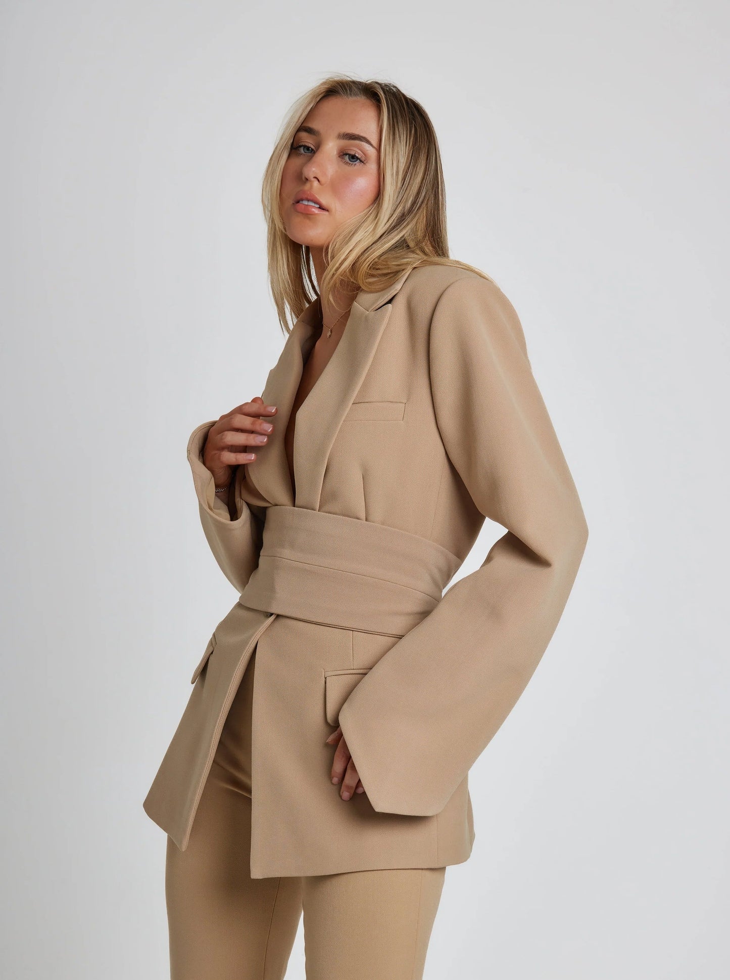 Bella Zwarte Blazer Dames | Getailleerd Met Riem, Elegante Pasvorm 1