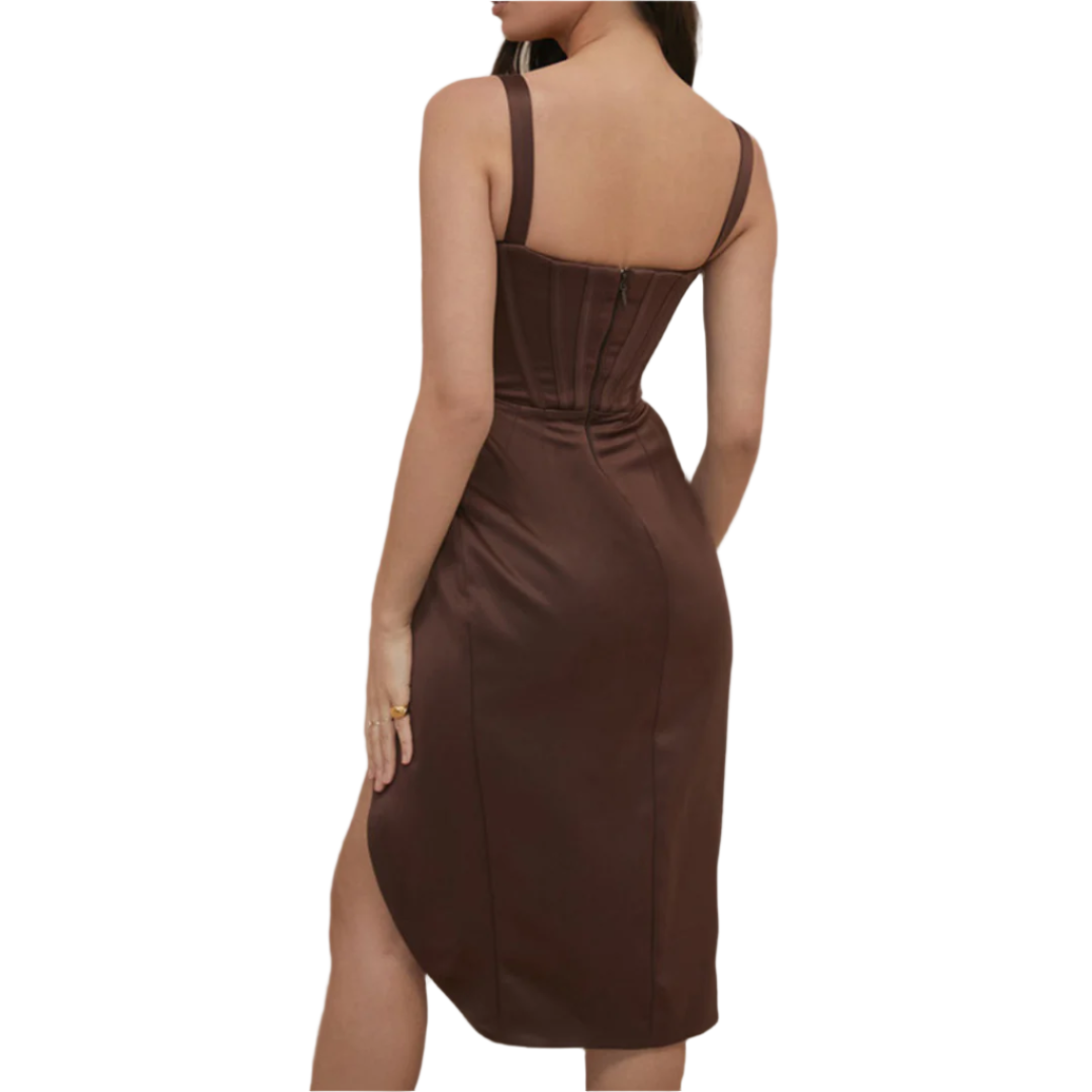 SERENA | Luxe satijnlook jurk met diepe V-hals en asymmetrische split