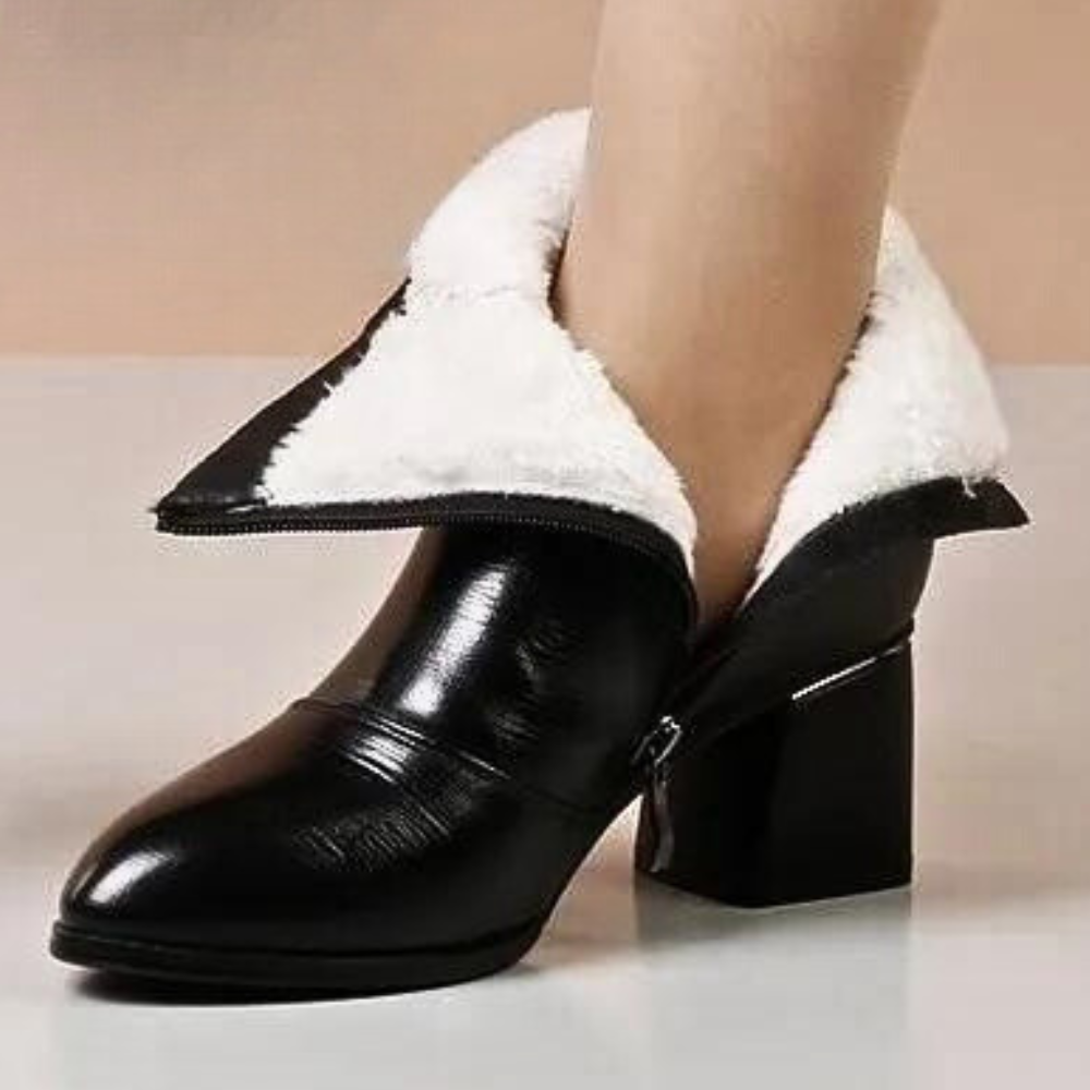 NAÏA | Elegante zwarte enkellaarsjes met knoopdetail