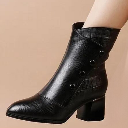 NAÏA | Elegante zwarte enkellaarsjes met knoopdetail
