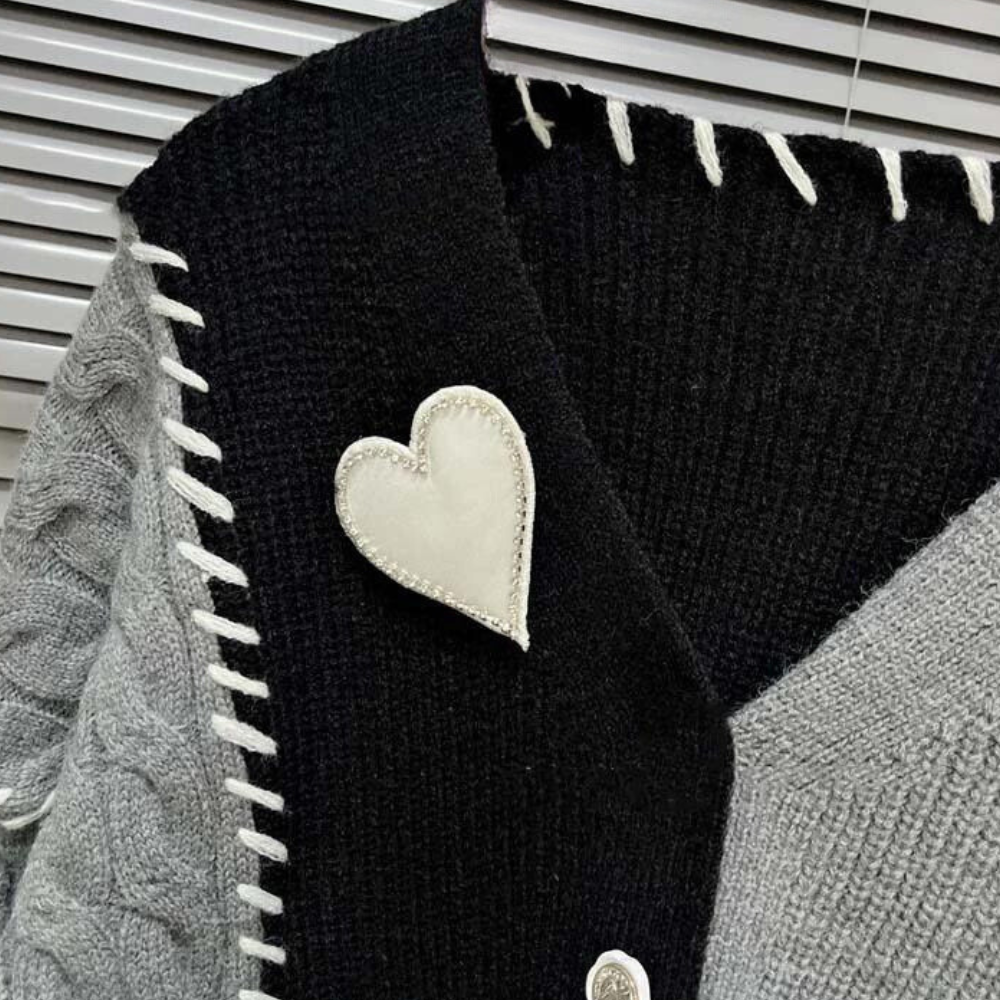 PIXIE | Asymmetrisch vest met hartapplicatie en kleuraccenten
