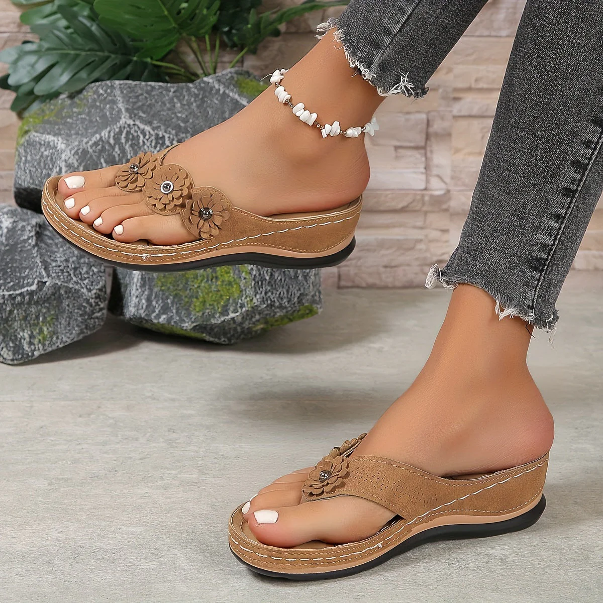 FLORELLA | Zomerse slippers met bloemendetail en verhoogde zool 4