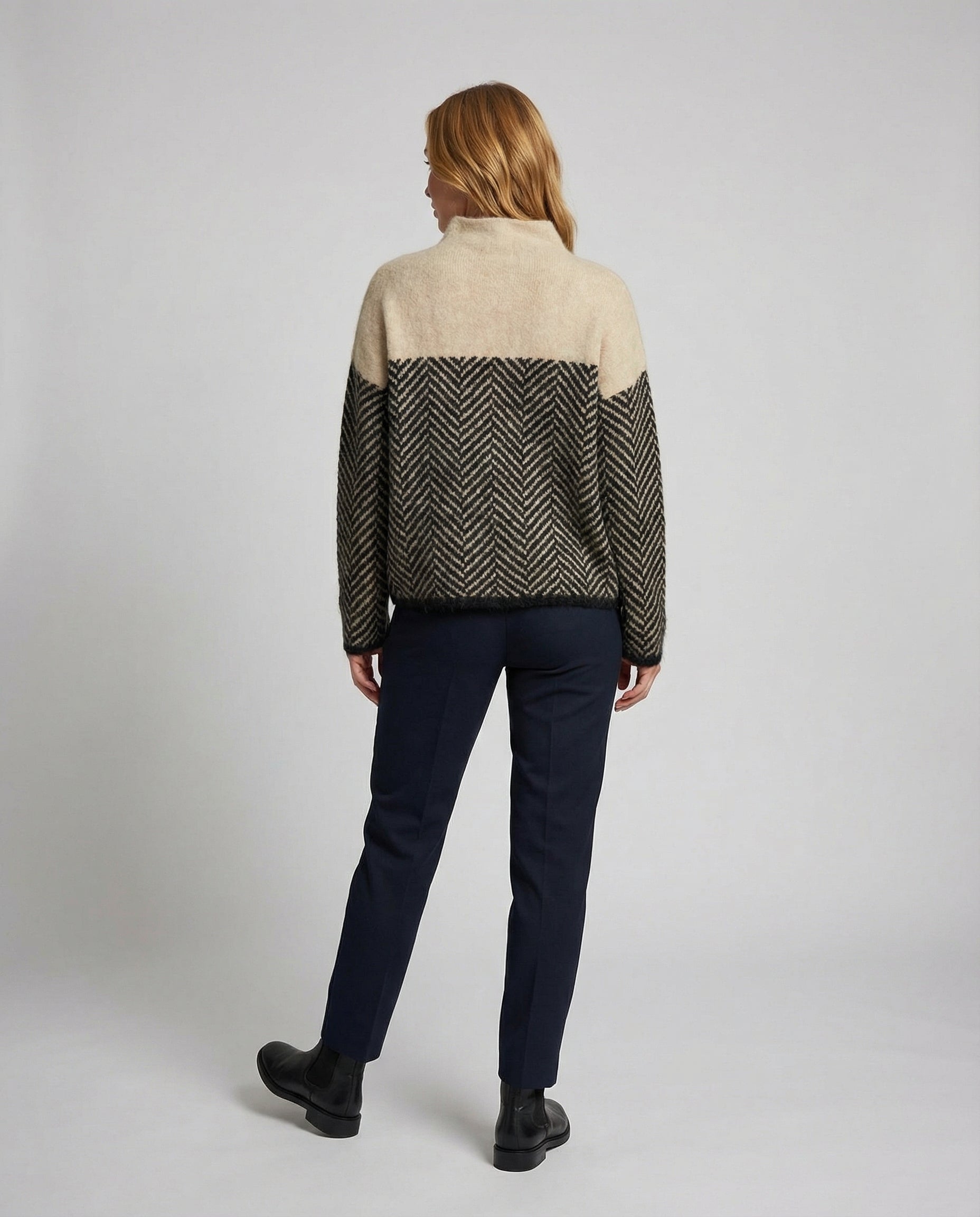 Holly Zwarte Damestrui | Zachte Synthetische Vezelmix, Comfortabel en Elegant 2
