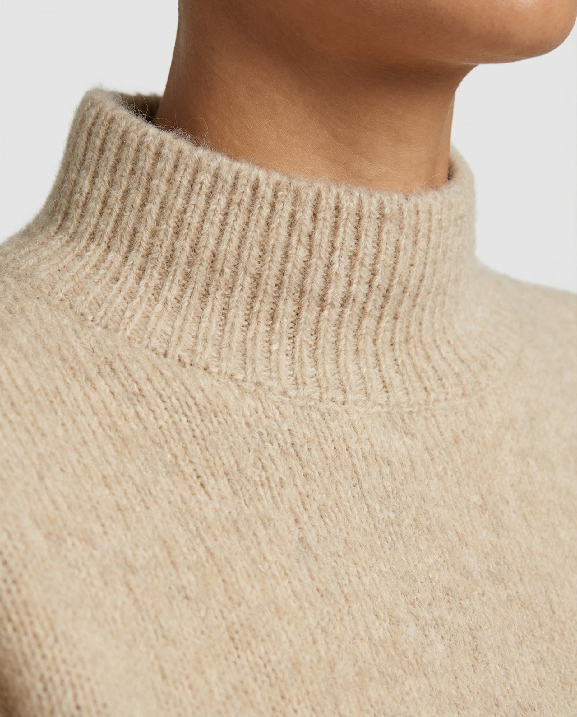 Holly Zwarte Damestrui | Zachte Synthetische Vezelmix, Comfortabel en Elegant 3