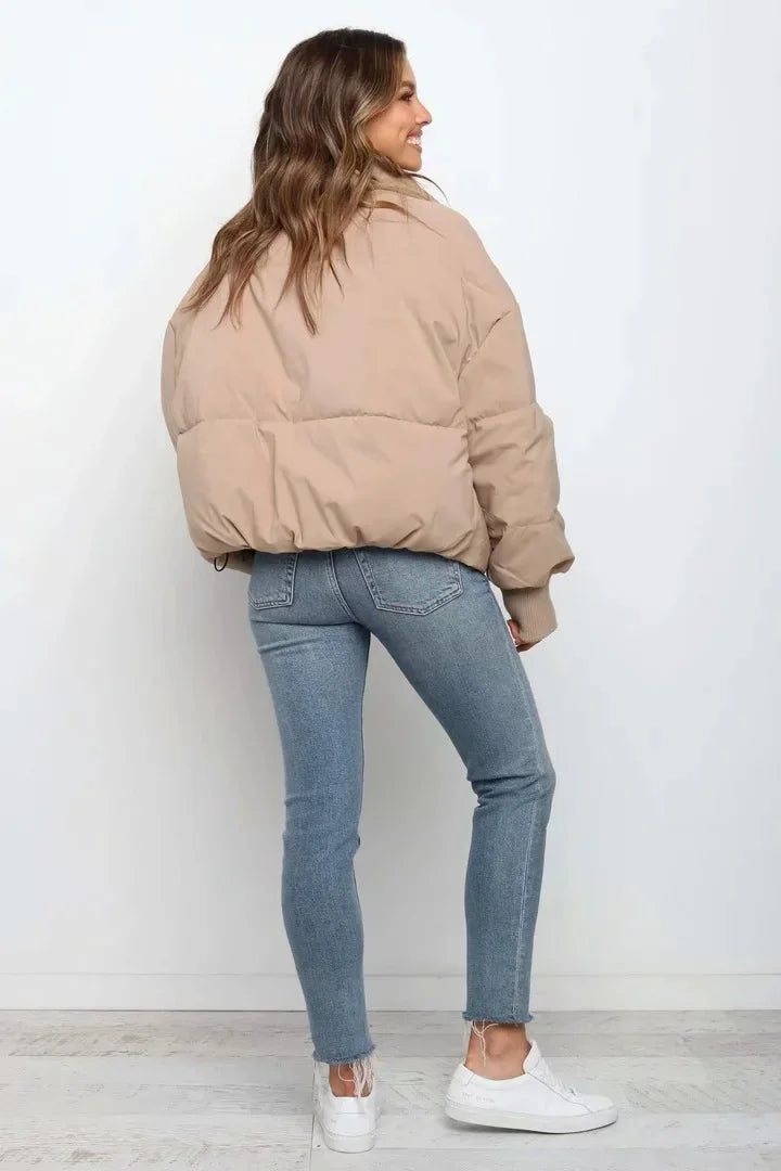 Korte Gewatteerde Damesjas met Hoge Kraag en Ritssluiting – Trendy Puffer Jas voor Winter en Herfst