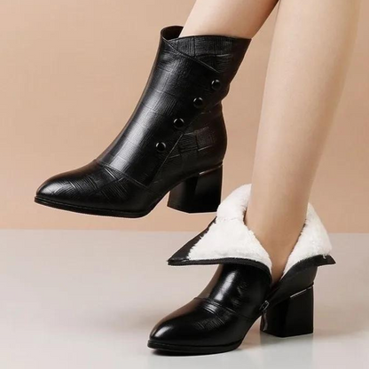 NAÏA | Elegante zwarte enkellaarsjes met knoopdetail 3