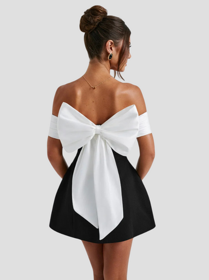 NOIRÉLLE | Zwart-witte mini-jurk met strikdetail en bardot-hals 1
