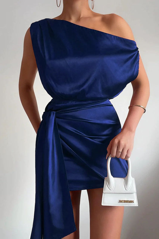 Virella | One Shoulder Mini Jurk met Satijnen Glans