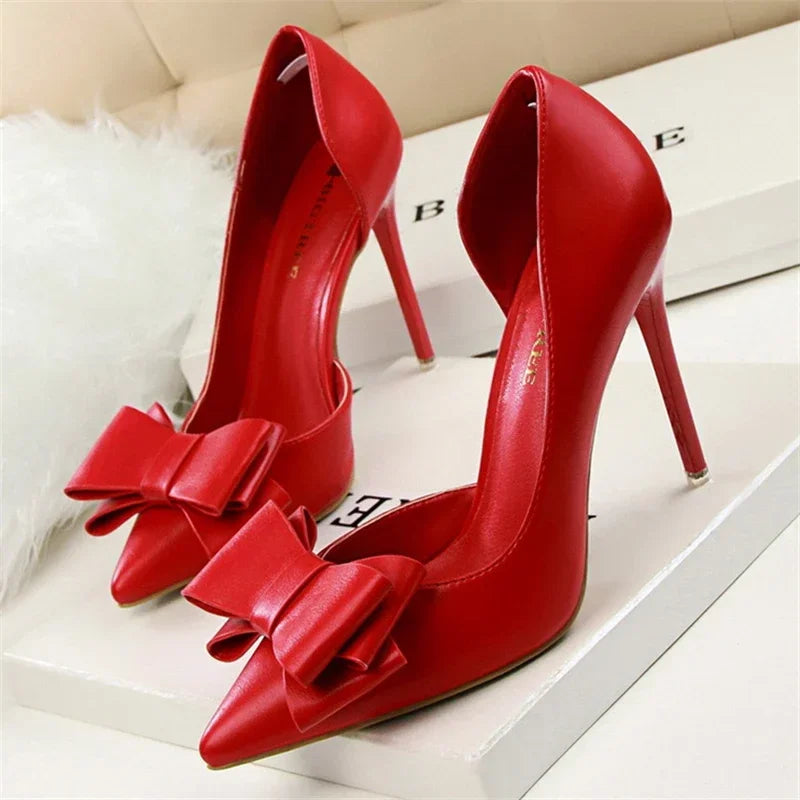 MAELLE | Chique pumps met strikdetail en puntige neus