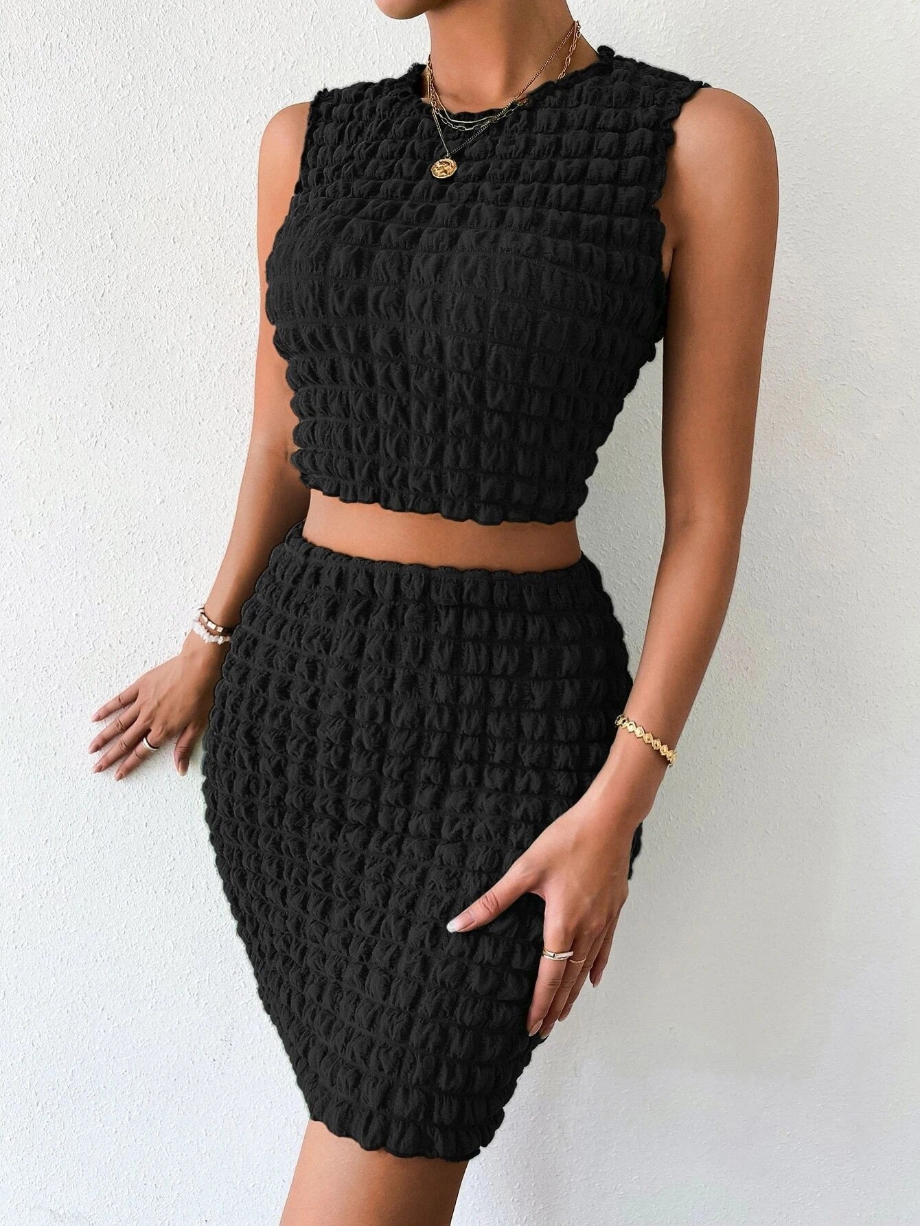 DARINKA | Bubble-textuur crop top & high-waisted rok set