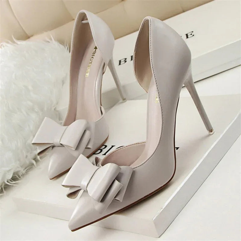 MAELLE | Chique pumps met strikdetail en puntige neus