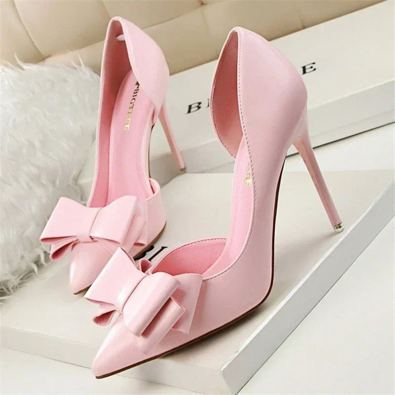 MAELLE | Chique pumps met strikdetail en puntige neus