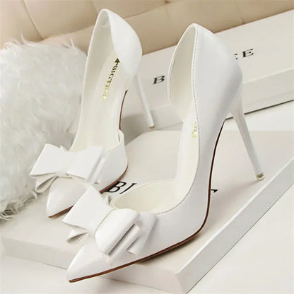 MAELLE | Chique pumps met strikdetail en puntige neus