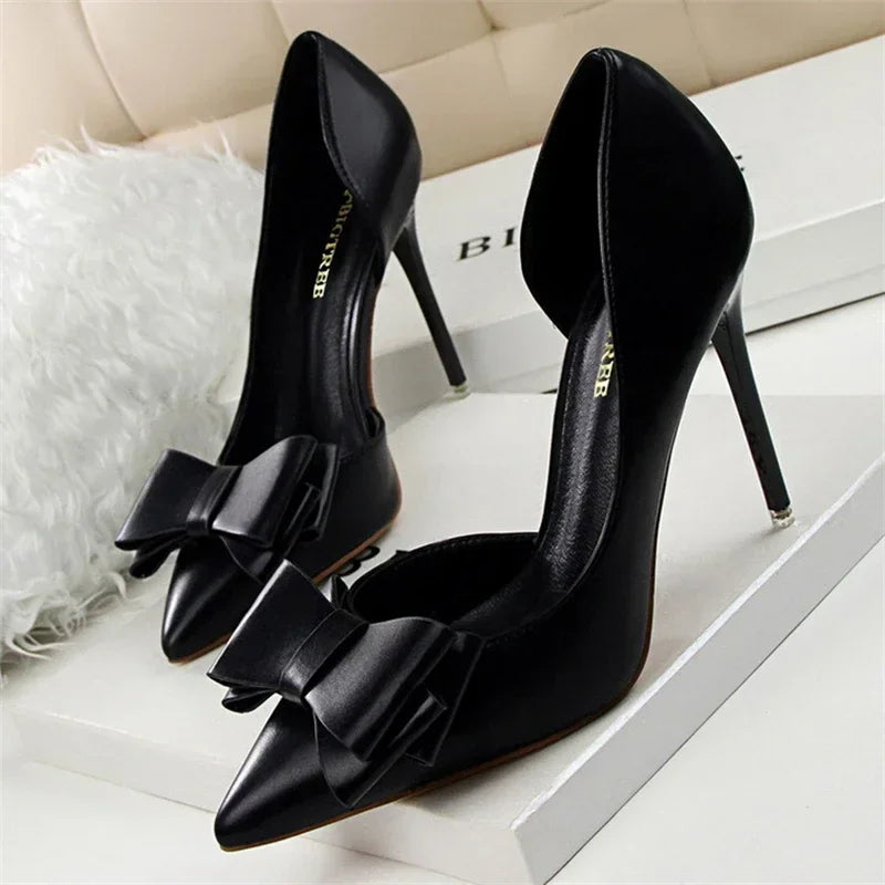 MAELLE | Chique pumps met strikdetail en puntige neus