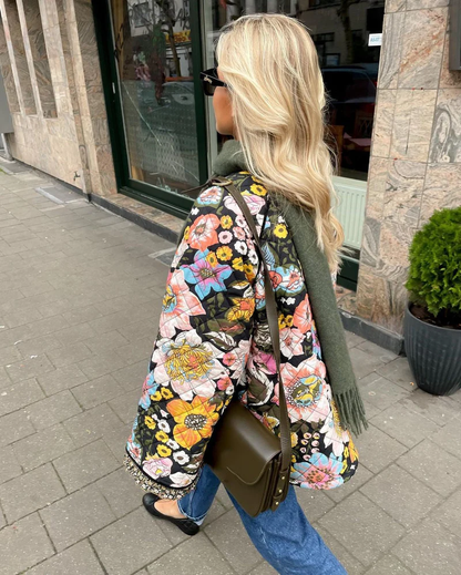 MIRELLA | Gewatteerde bloemenjas met houten knopen